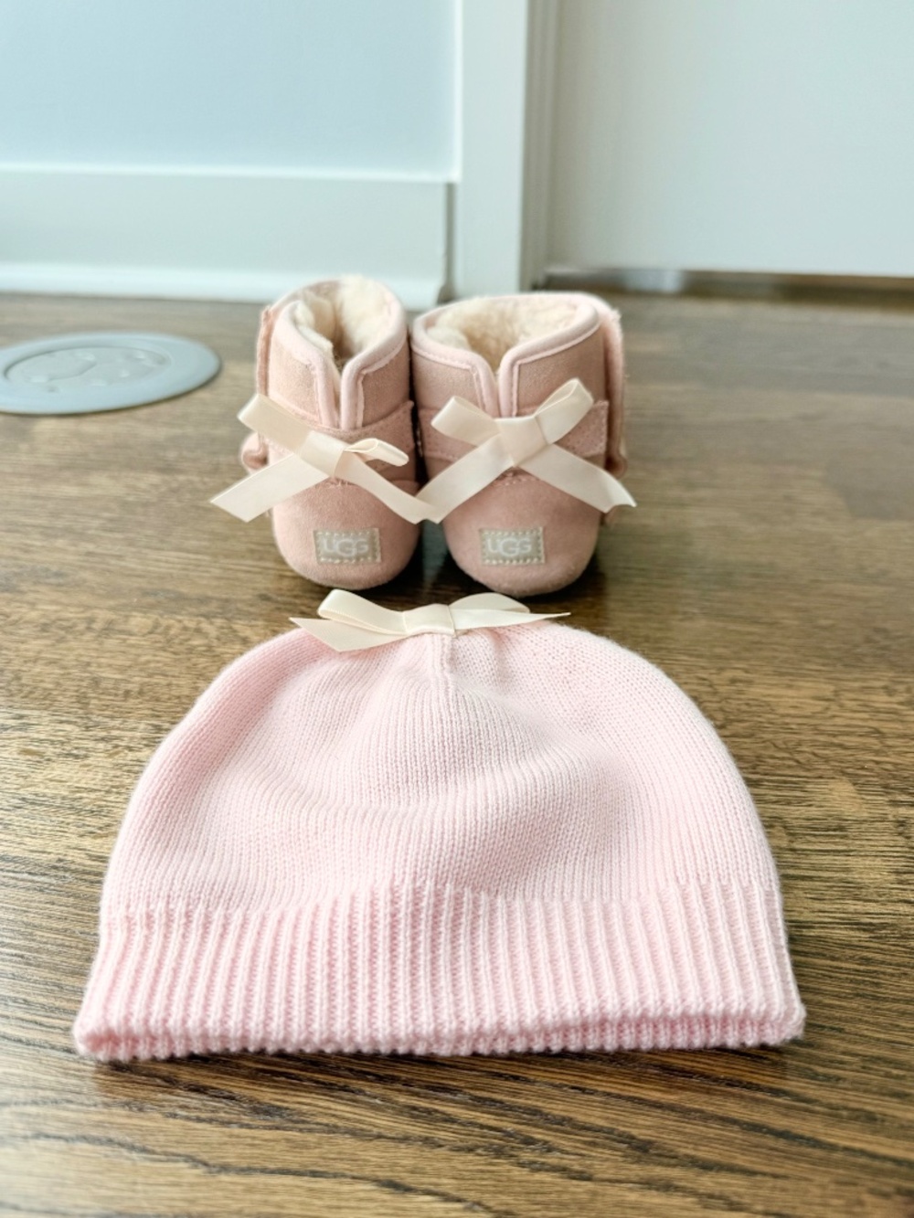 Ugg Jesse Bow II Baby Boots and Beanie set